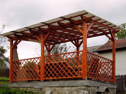 Pergola Standard 300x420 - Zahradní pergola se střechou z polykarbonátových desek WT a mřížovými zástěnami.