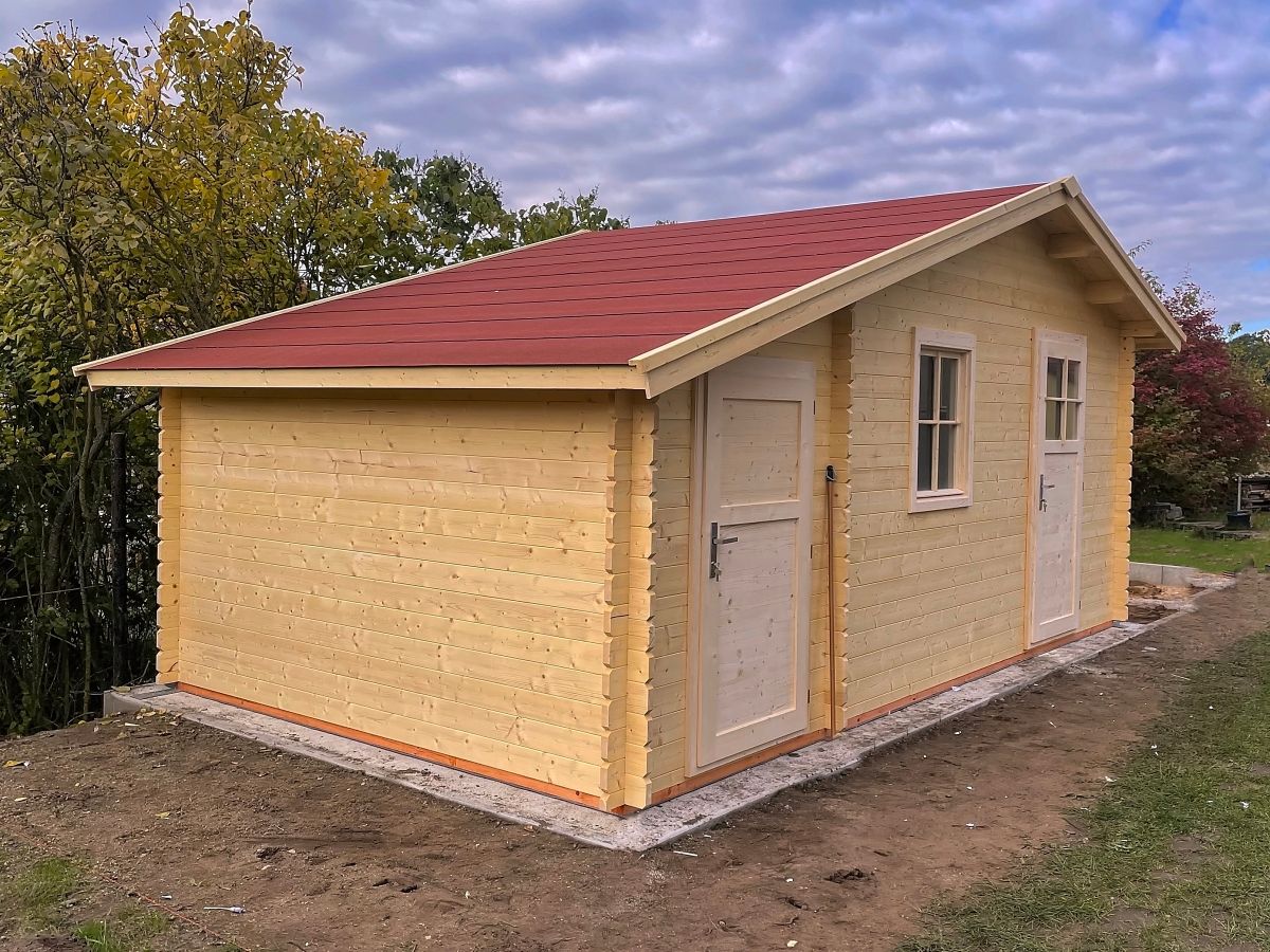 Zahradní domek Zita EKO 490x300 - Střešní krytinou je červený asfaltový šindel.