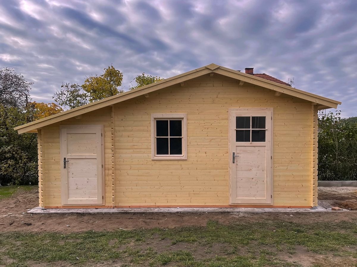 Zahradní domek Zita EKO 490x300 - Střešní krytinou je červený asfaltový šindel.